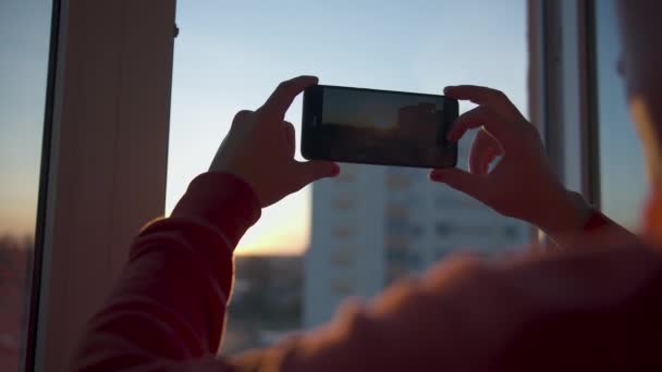 Man Houdt Een Mobiele Telefoon Vast Doet Zonsondergang Uit — Stockvideo