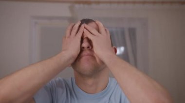 Depresyondaki bir adamın portresi ne yapacağını bilir, stres