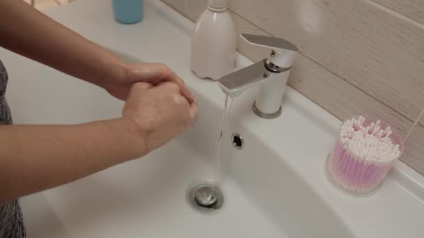 Kvinnliga händer över handfatet, handtvätt, hälsa koncept — Stockvideo