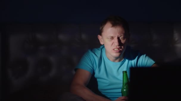 Irate Άνθρωπος Κάθεται Μπύρα Βράδυ Βλέποντας Τηλεόραση Αρνητικά Συναισθήματα Πίνοντας — Αρχείο Βίντεο