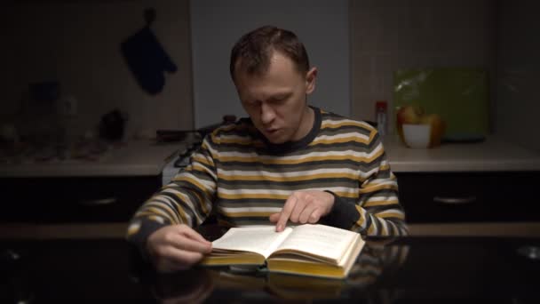 Jongeman Die Avonds Laat Keuken Een Boek Leest Pagina Leidt — Stockvideo