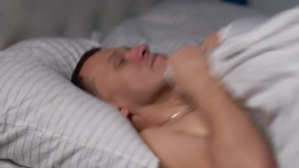 Uykulu Adam Yatağa Battaniyeyle Sarılmış Olarak Girer Uykuya Dalar — Stok video