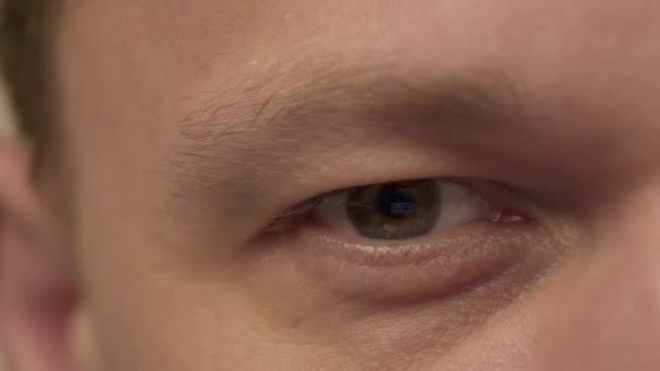 男の目 モニターの反射 カメラの動き クローズアップ — ストック動画