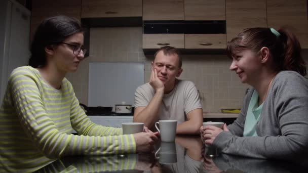 Uma Família Amigável Reuniu Mesa Noite Bebendo Chá Divertindo — Vídeo de Stock