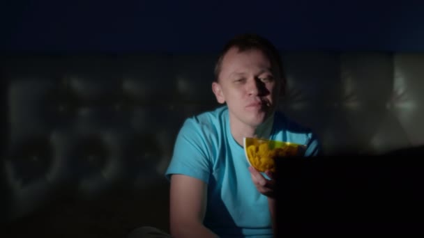 Человек Миской Картофельных Чипсов Смотрит Телевизор Поздно Ночью Движение Камеры — стоковое видео