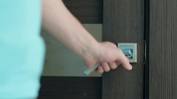 Der Mann Öffnet Die Tür Und Geht — Stockvideo