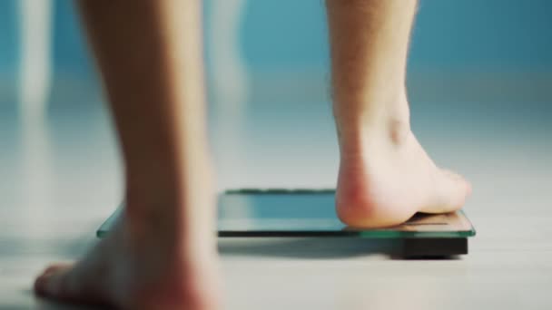 Blootsvoets Mannelijke Benen Stappen Weegschaal Gewogen Gaat Gewichtsverlies — Stockvideo