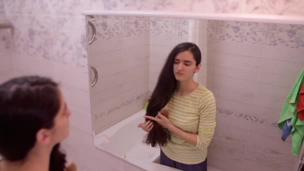 Niza Chica Con Gafas Está Pie Baño Peinando Pelo Largo — Vídeo de stock