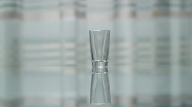 Bardağa votka dolduran bir adamın eli.