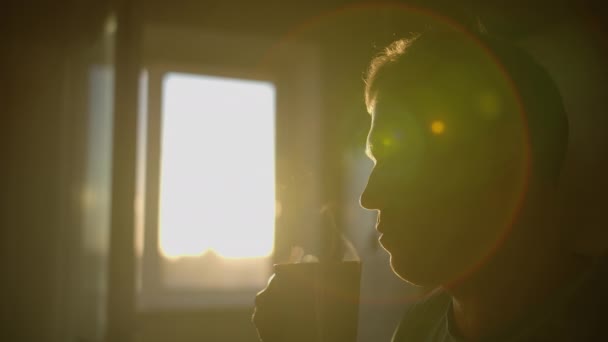 Silhouette Homme Avec Une Tasse Café Chaud Vapeur Fraîche Sur — Video