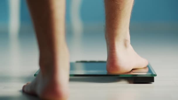 Голые Мужские Ноги Шаги Весах Взвешивается Уходит Здоровое Питание Потеря — стоковое видео