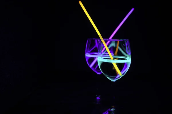 Colorido cóctel de fiesta en un restaurante copa de vino con ba oscura — Foto de Stock