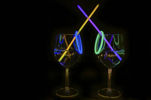 Cocktail verre de vin rempli d'exotique illuminé rafraîchissant al — Photo