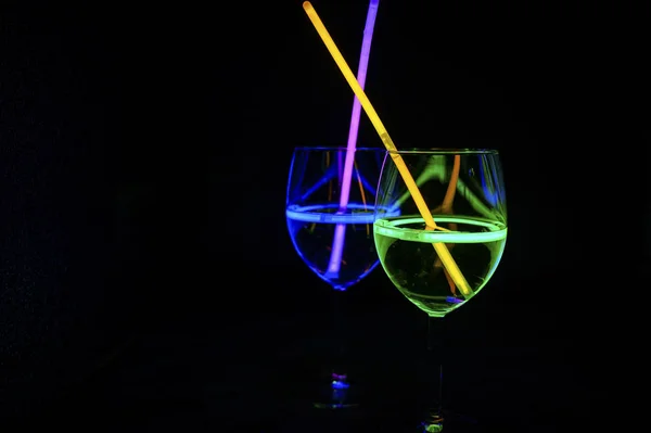 Vielfarbiges Cocktailweinglas gefüllt mit beleuchtetem Relax — Stockfoto