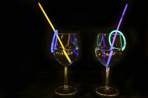 Sklenice koktejlového vína naplněná osvětleným osvěžujícím alkoholem l — Stock fotografie