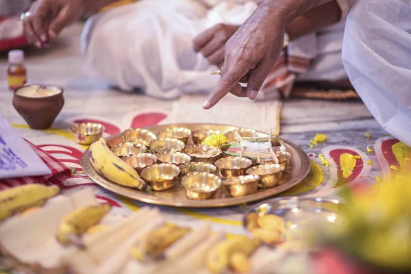 Rituales de matrimonio bengalíes con hermosa decoración de cuenco de latón —  Fotos de Stock