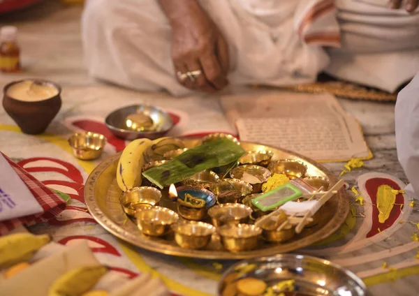 Rituels de mariage bengali avec belle décoration de bol en laiton — Photo