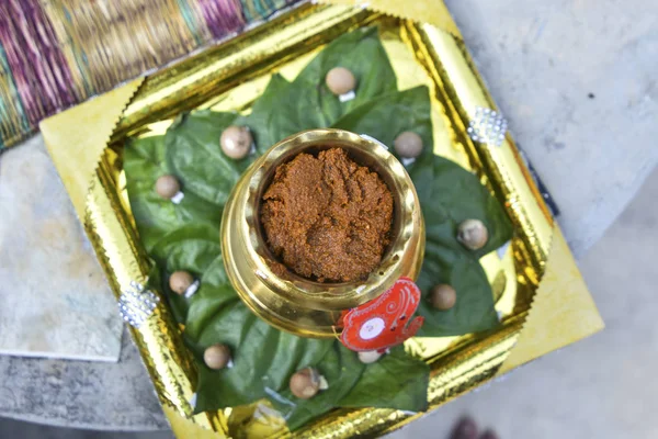 Vue rapprochée traditionnelle des rituels de mariage bengali avec curcumi — Photo