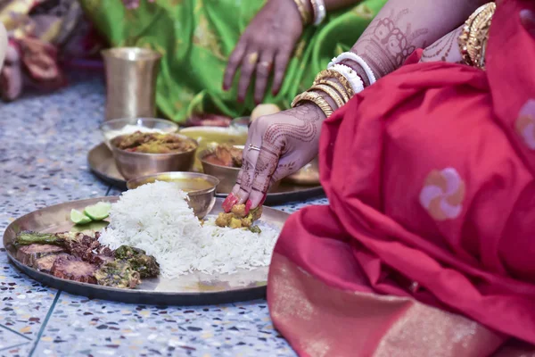 Colourful traditional view of bengali wedding rituals while brid — Zdjęcie stockowe