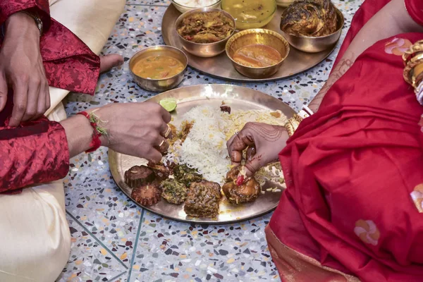 Colourful traditional view of bengali wedding rituals while brid — Zdjęcie stockowe