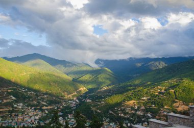 Dağların, yeşilliklerin ve vadilerin güzel manzarası Bhutan 'daki Thimphu şehrinin kalbini belirler.