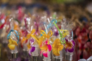 Noel 'de hediyelik eşya dükkanında renkli düğümler. Güzel dekorasyon ve yakın manzara.