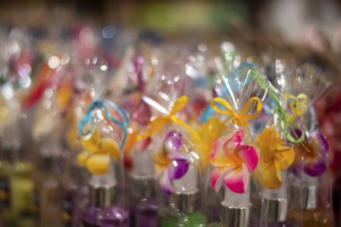 Doğum gününde hediyelik eşya dükkanında renkli düğümler. Endonezya, Bali 'de güzel bir dekorasyon manzarası var.