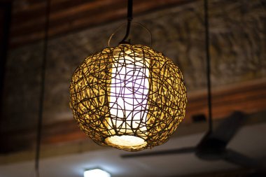 Endonezya 'nın Bali şehrinde festival sezonunda bir restoranda asılı sarı ışık