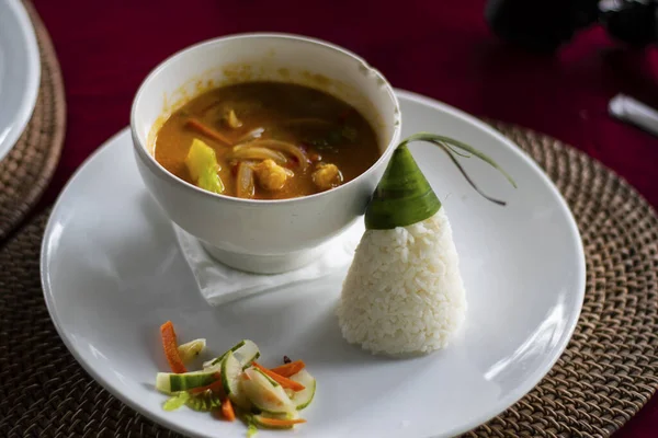 Hidangan Ayam Bali Disajikan Dengan Daun Berbentuk Kerucut Tradisional Yang — Stok Foto
