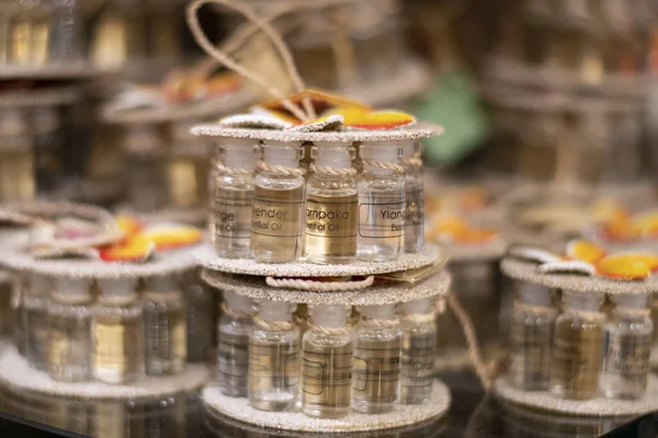 Paket Mit Ätherischen Ölvarianten Souvenirshop Einer Touristenstadt Mit Schöner Dekoration — Stockfoto