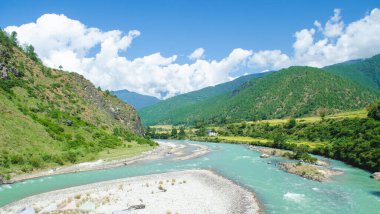 Derin vadinin panoramik manzarası, yeşil dağlar, yüzen Tsa