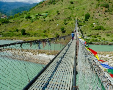 Punakha 'daki 520 feet yüksekliğindeki asma köprü Tsan üzerinde sallanıyor.