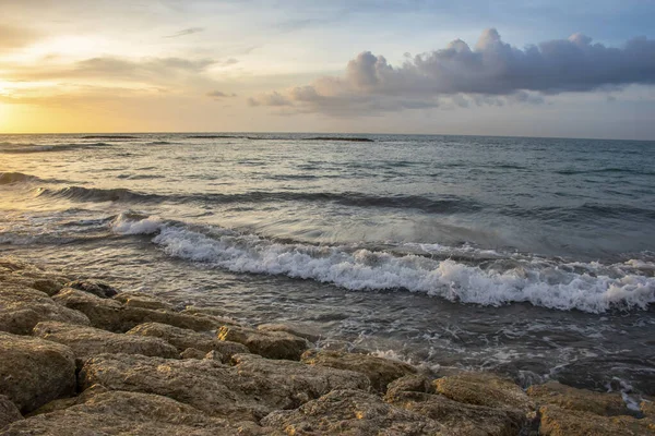 Endonezya Nın Bali Şehrinde Yaz Boyunca Dalgalı Ufuklu Deniz Taşlarının — Stok fotoğraf