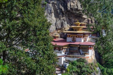 8. yüzyılda inşa edilen ve Bhutanese tapınma ve meditasyon için kutsal bir sembol olan kaplan yuvası adı verilen antik Budist manastırı..