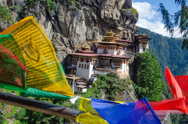 Kolorowe Flagi Modlitewne Trzepoczą Świętym Klasztorze Znanym Jako Tygrysie Gniazdo — Zdjęcie stockowe