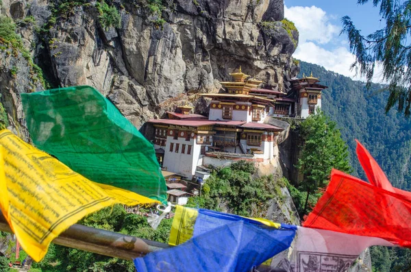 Kolorowe Flagi Modlitewne Bhutanu Trzepotające Szalonym Wietrze Świętym Starożytnym Klasztorze — Zdjęcie stockowe