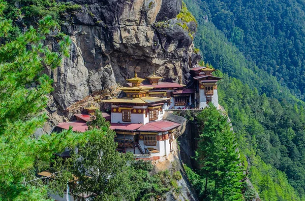 Das Heilige Buddhistische Kloster Bekannt Als Tigernest Thront Auf Einer — Stockfoto