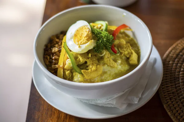 Sarapan Bali Disajikan Dalam Piring Putih Dan Mangkuk Dengan Telur — Stok Foto