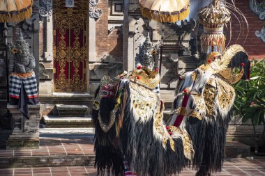 Geleneksel Barong, Endonezya, Bali 'de sabahları Ramayana karakterini taklit etmek için maske ve elbiseyle dans eder.
