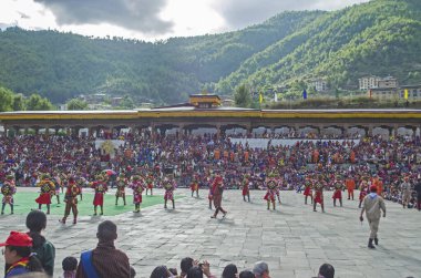 10 Ekim 2019, Thimphu Dzong, Bhutan Binlercesi bir grup Bhutanese dansçısının geleneksel Cham dansını izliyor.