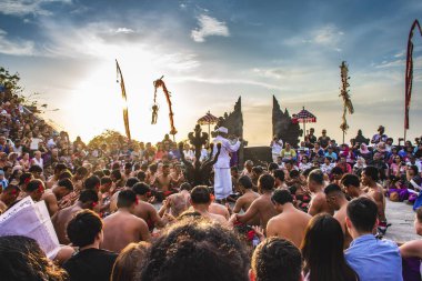 Ubud, Bali, Endonezya - 22 Aralık 2019 Turistler günbatımının ve geleneksel Kecak dansının ve Ramayana 'daki Hint karakterini taklit eden birçok insanın dramasının tadını çıkarıyorlar. 