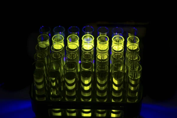 Solución Compuesta Orgánica Verde Fluorescente Recogida Cromatografía Columna Tubo Ensayo — Foto de Stock