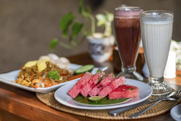 Makan Siang Bali Disajikan Atas Meja Dengan Mie Semangka Dan — Stok Foto