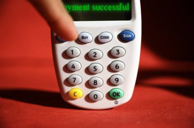 Çevrimiçi müşteri ödeme başarılı iletisi bir banka e-kart okuyucu makine çevrimiçi alışveriş için kilitleme sırasında Evden