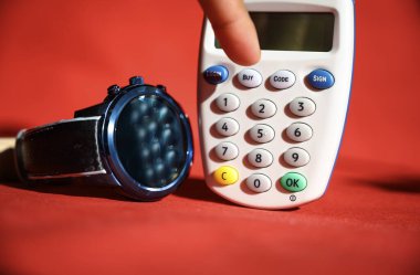 Müşteri, kilitleme sırasında Evden çevrimiçi sekme için bir banka e-kart okuyucu makinesindeki satın alma düğmesine basacak