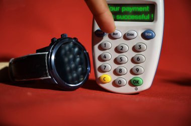 Müşterinin çevrimiçi ödeme mesajı banka e-kart okuyucu makinesinde kilitlenme sırasında Home 'dan çevrimiçi satın alma sonrasında başarılı bir ileti