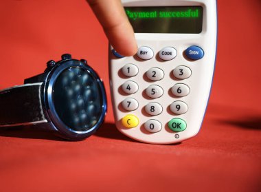 Çevrimiçi ödeme başarılı iletisi Bir banka e-kart okuyucu çevrimiçi saat alışverişi için kilitleme sırasında Evden