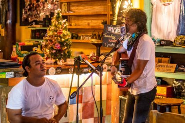 Sanur plajı, Bali, Endonezya - 20 Aralık 2019 Bir grup gitarist bir restoranda müşteri eğlencesi için müzik çalıyor