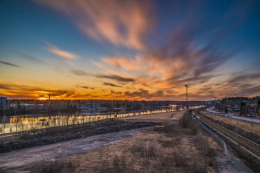 İsveç 'in kuzeyindeki şehir manzarası macerası ile akşam günbatımında geçen bulutların manzarası