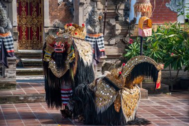 Geleneksel Barong dansı komik yüz maskesi ve renkli elbiseyle sabahları Endonezya, Bali 'de Ramayana karakterini taklit etmek için yapılır.